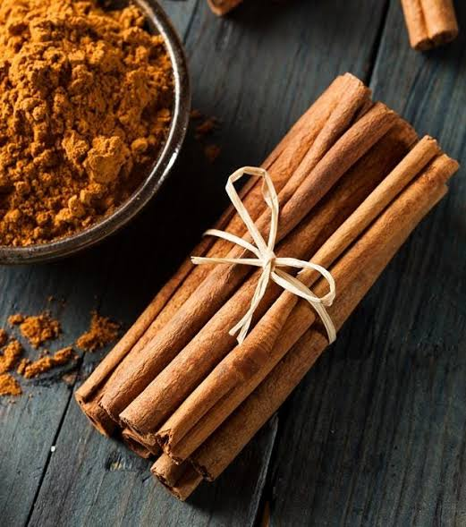Ceylon cinnamon quills and ground cinnamon